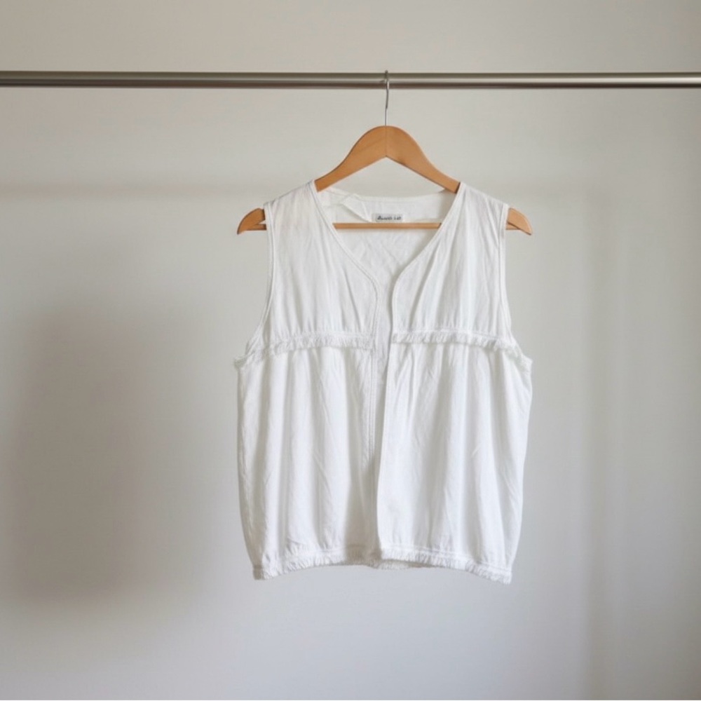 White Sleeveless Top/Vest